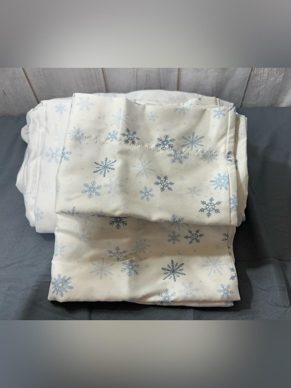 Cuddl Duds White Bedding with Light Blue Snowflake Motif